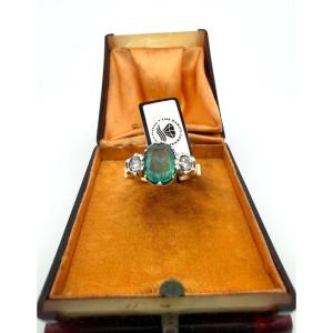 Bague Vintage en or jaune 18kt avec émeraude centrale et diamants à contour