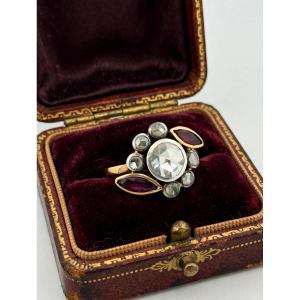 Anneau Cluster Antique en or 18Kt avec diamant central et rubis navette