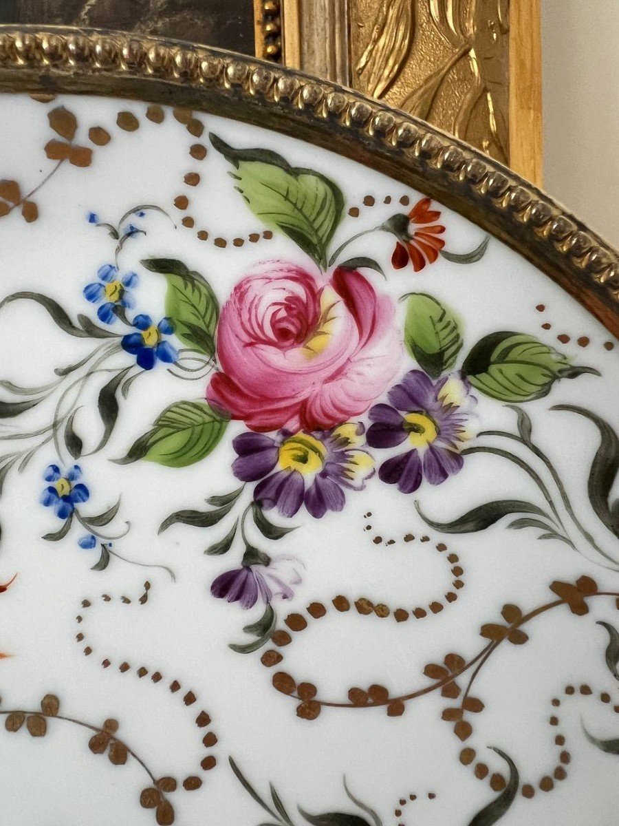 Un plat de service rond en porcelaine peinte main, monture argent Vermeil-photo-2