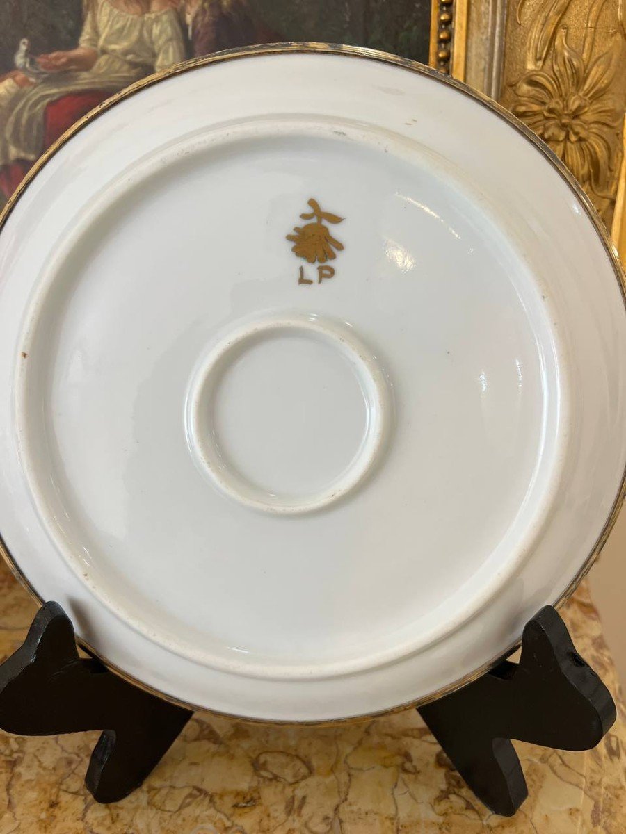 Un plat de service rond en porcelaine peinte main, monture argent Vermeil-photo-2