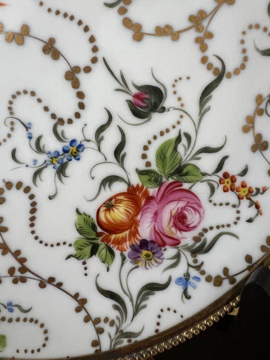 Un plat de service rond en porcelaine peinte main, monture argent Vermeil-photo-4