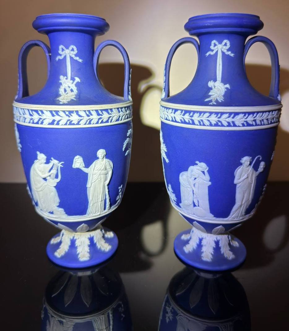 Paire De Vases Trophées Wedgwood-photo-3
