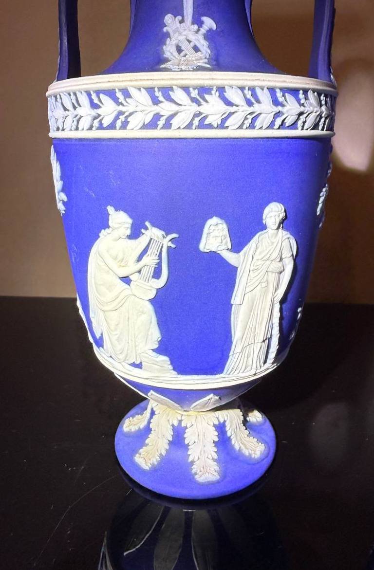 Paire De Vases Trophées Wedgwood-photo-1
