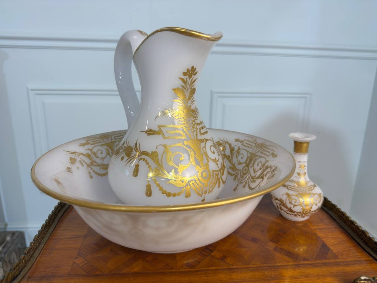 Service de Toilette d'Epoque Napoléon III en Opaline