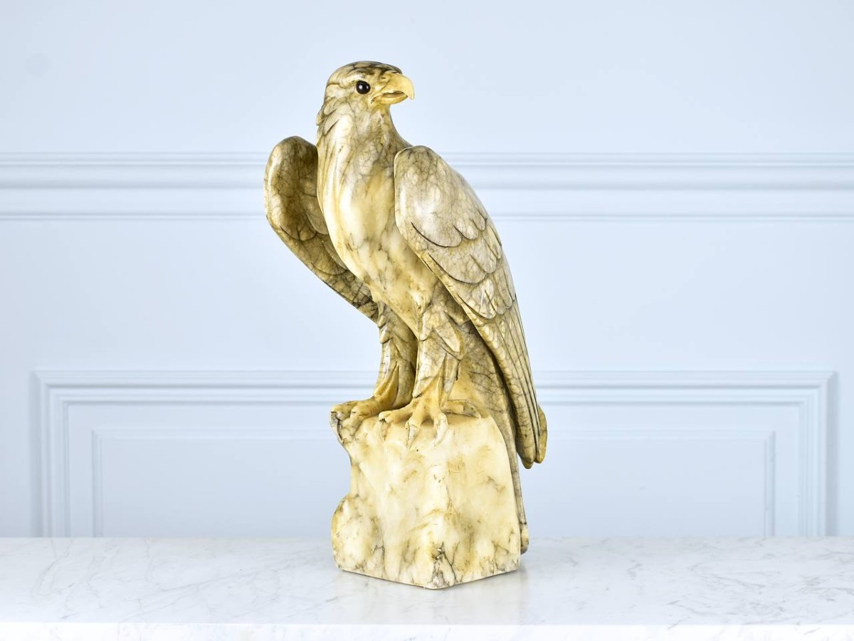 Aigle en marbre sculpté à la main avec yeux en verre, 19e siècle, France