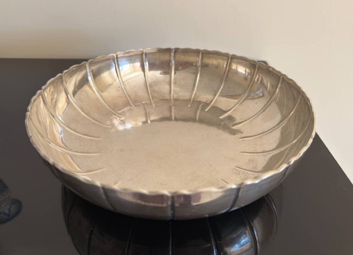 Un plat rond , une coupe , un Vide-poche, un bol , une coupe cannelée en argent massif