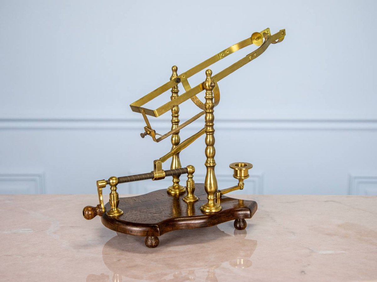 DECANTEUR à vin en laiton, bronze . socle en bois-photo-2