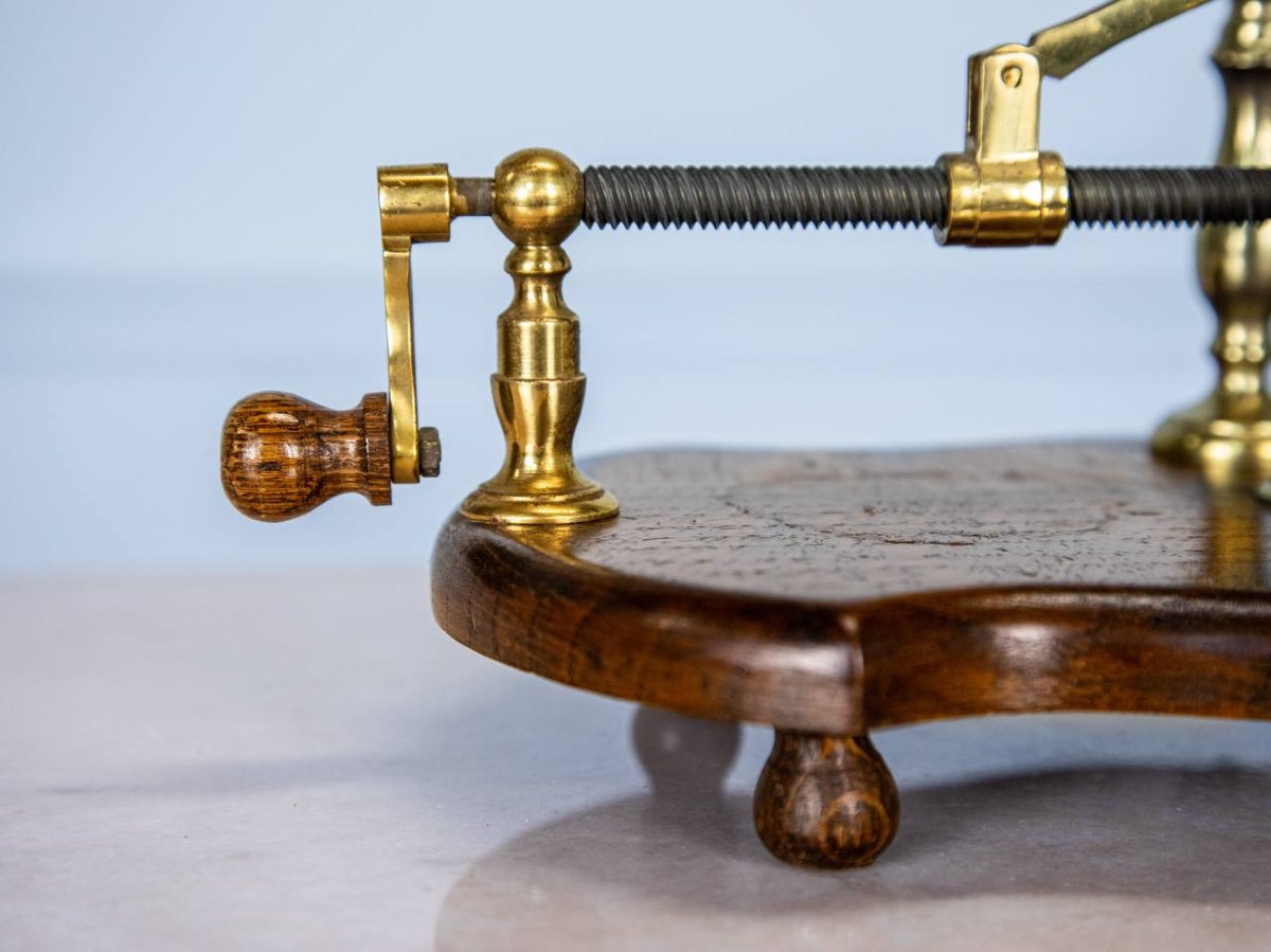 DECANTEUR à vin en laiton, bronze . socle en bois-photo-3