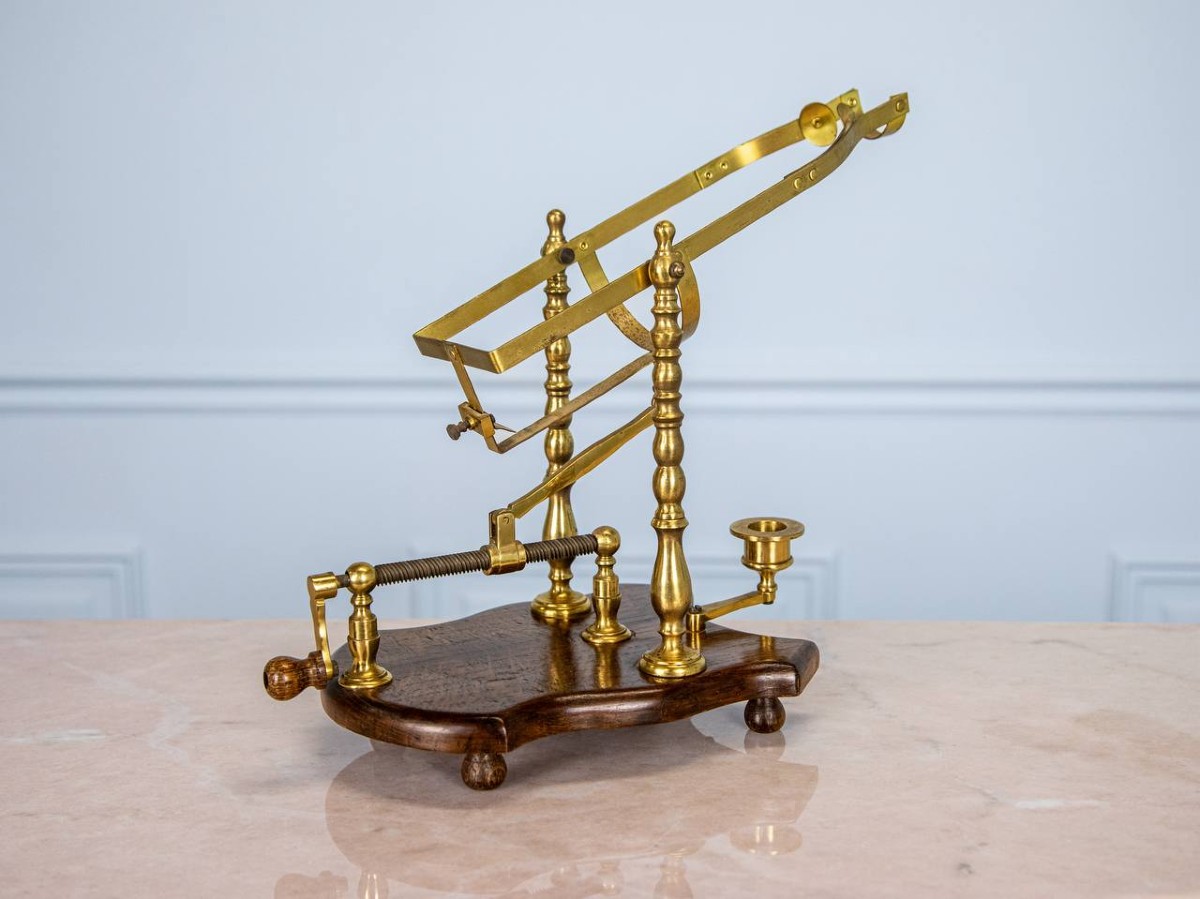 DECANTEUR à vin en laiton, bronze . socle en bois