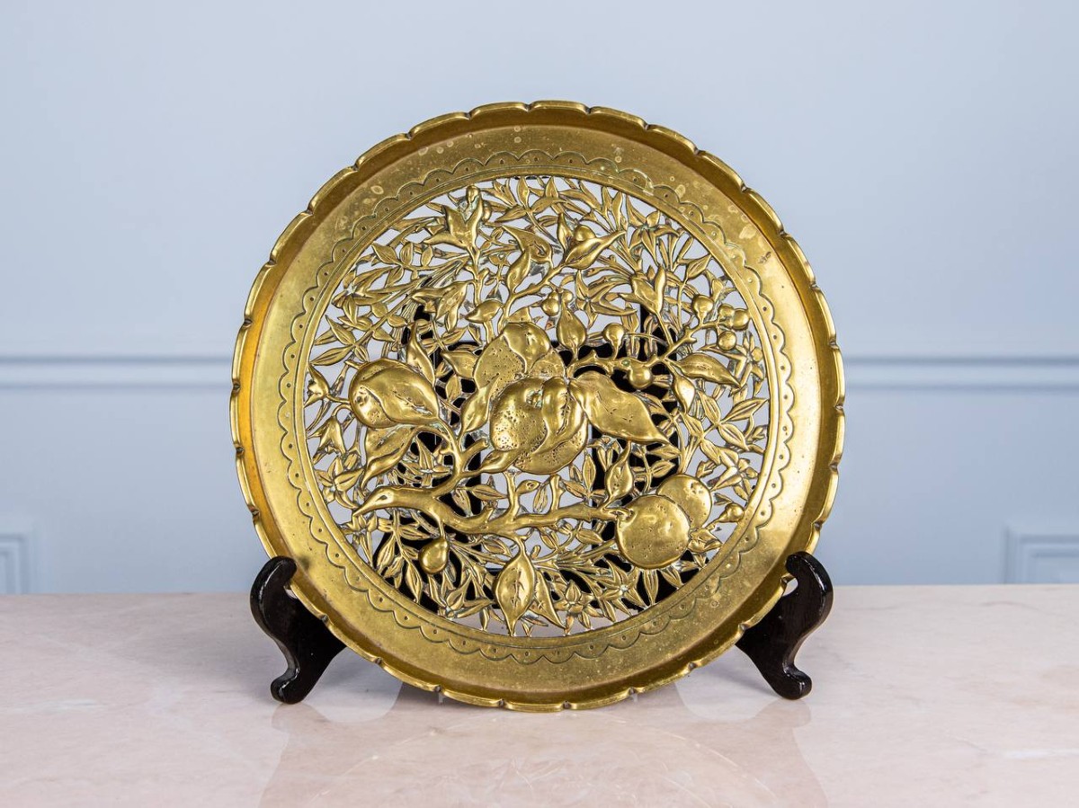 Plateau en bronze , sur pieds griffes , orné