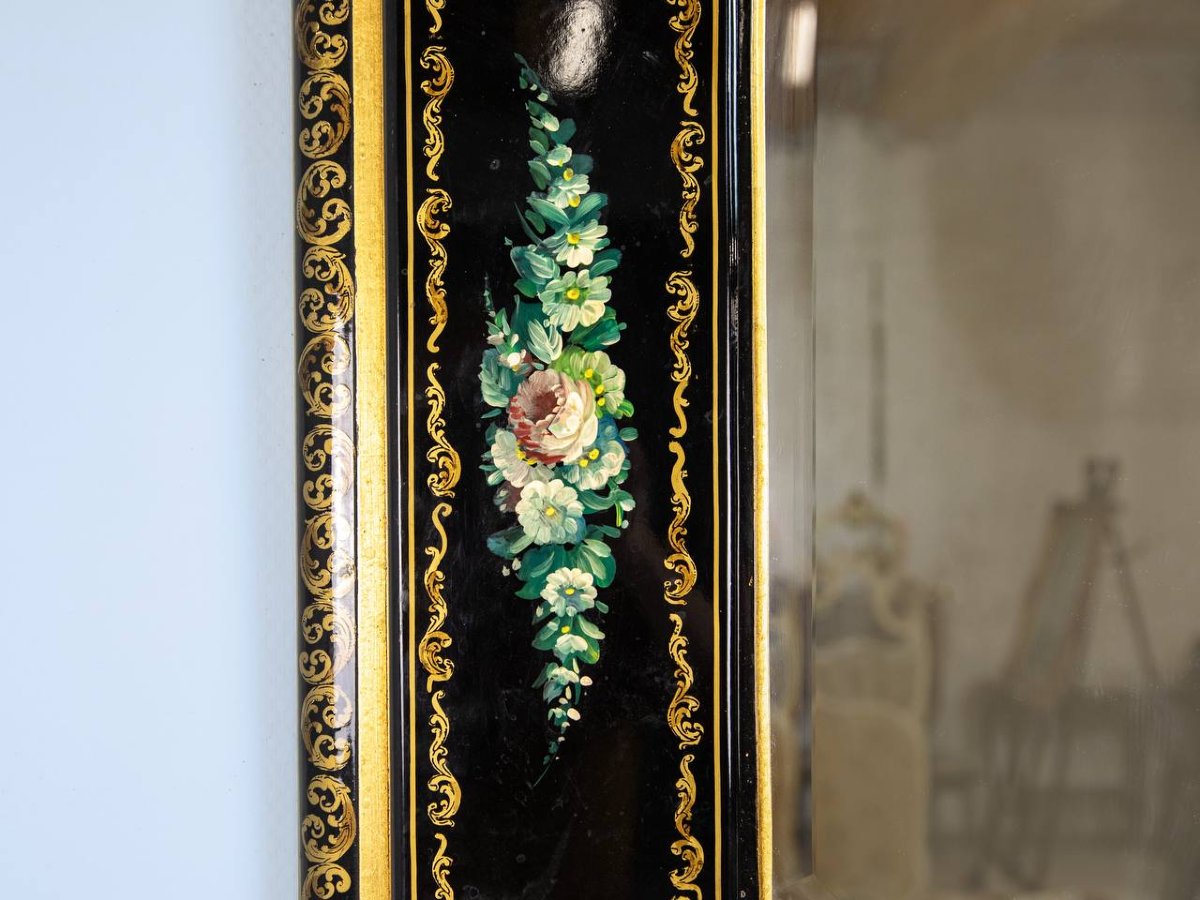 Miroir laqué noir avec fleurs peintes à la main , polychrome et doré.-photo-3