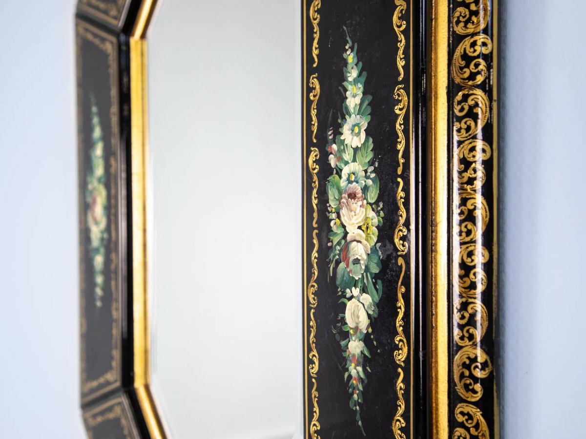 Miroir laqué noir avec fleurs peintes à la main , polychrome et doré.-photo-3