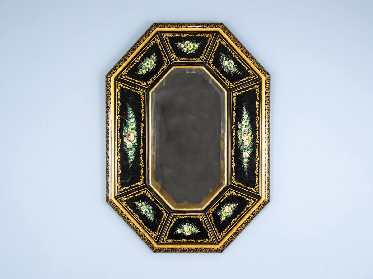 Miroir laqué noir avec fleurs peintes à la main , polychrome et doré.