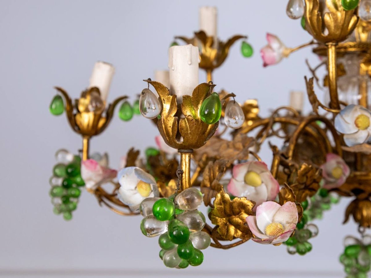 Lustre italien Louis XV,en tôle,métal doré,porcelaine,cristal et pampilles de grappes de raisin-photo-3