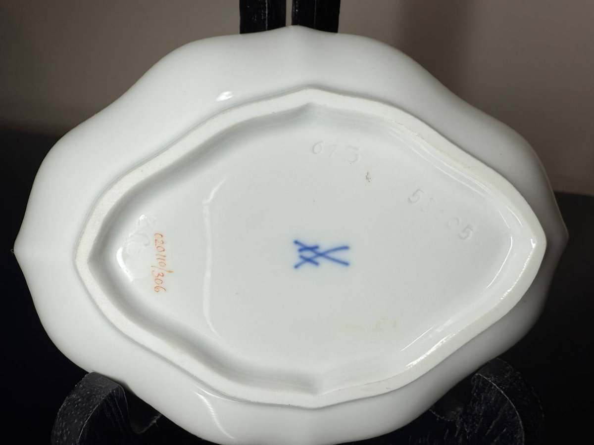 Petit bol ovale , assiettes ou ravier « Meissen » Rose rouge-photo-3