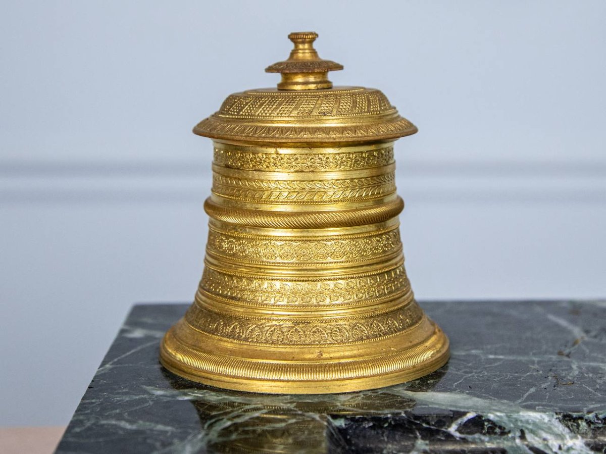 ENCRIER EN MARBRE ET BRONZE À DÉCOR D’AIGLE AUX AILES DÉPLOYÉES.-photo-1