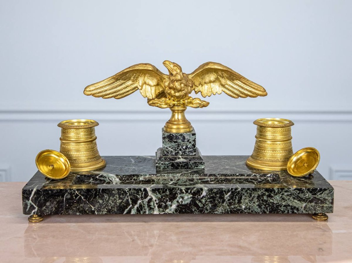 ENCRIER EN MARBRE ET BRONZE À DÉCOR D’AIGLE AUX AILES DÉPLOYÉES.-photo-2