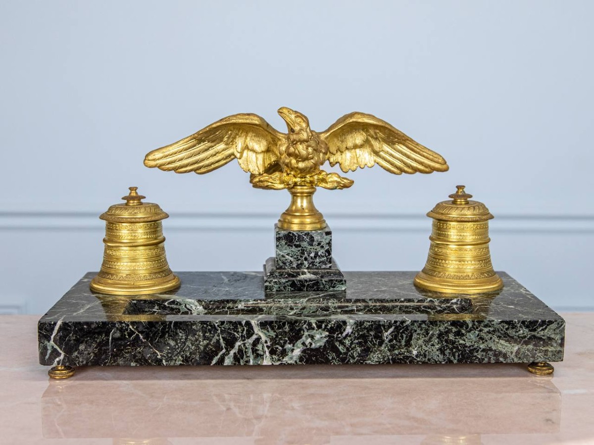 ENCRIER EN MARBRE ET BRONZE À DÉCOR D’AIGLE AUX AILES DÉPLOYÉES.