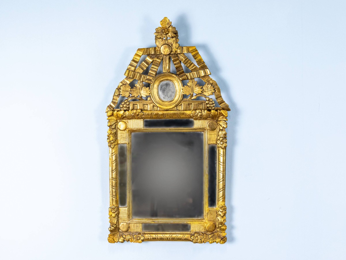 Miroir En Bois Doré à Parcloses - époque XVIII