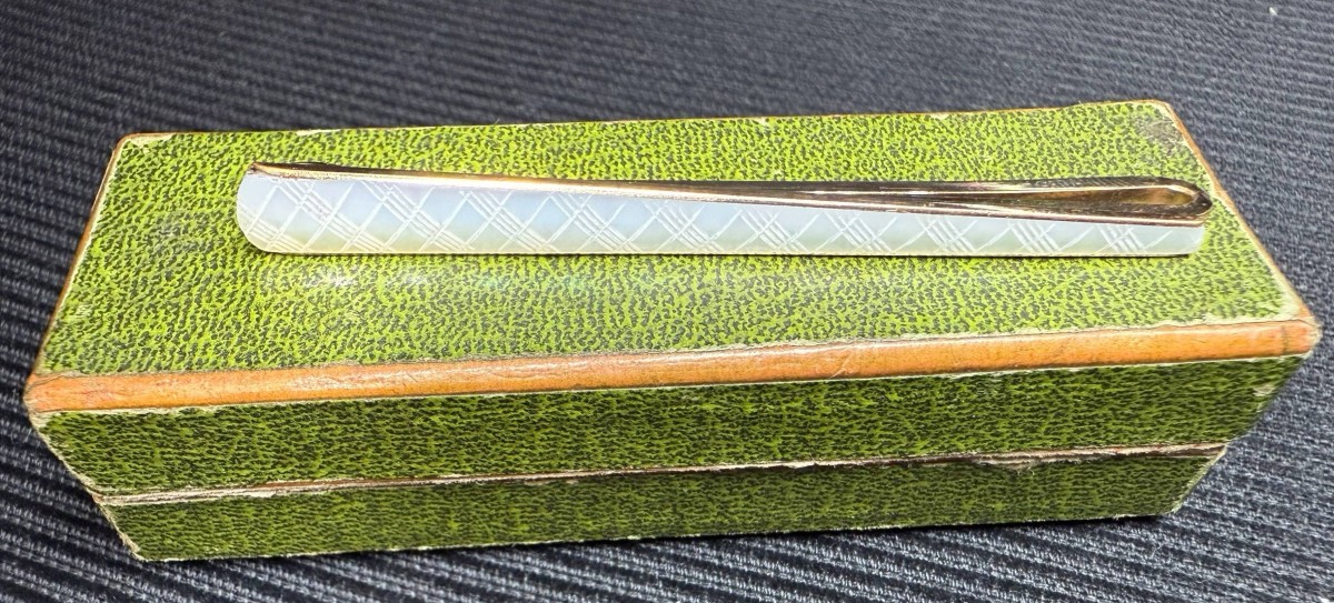 Gold-plated Mother-of-pearl Tie Clip