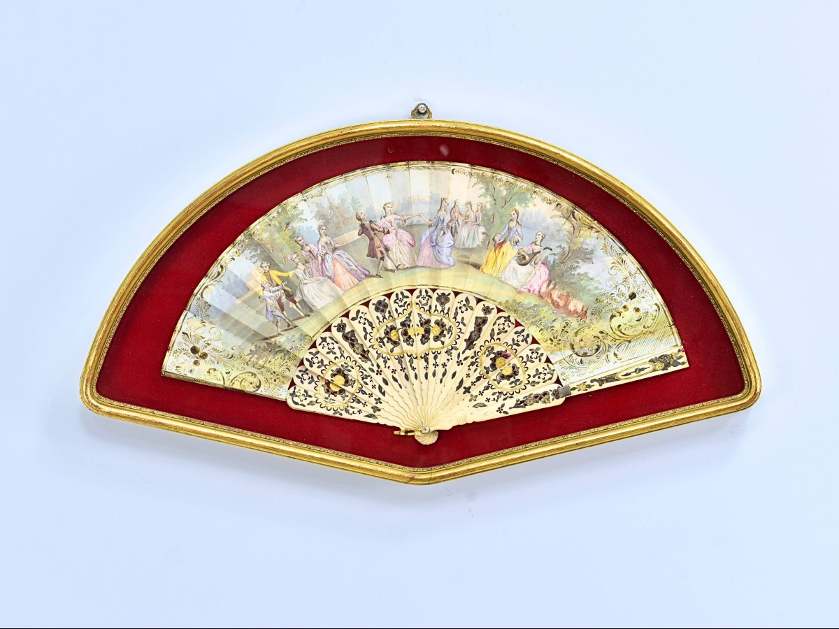 Eventail ancien encadré.