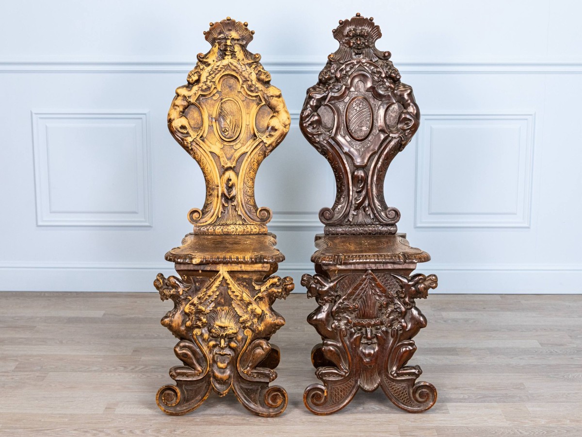Chaises Sgabello Renaissance, ornées de chérubins ailés, de mascarons et de griffons.