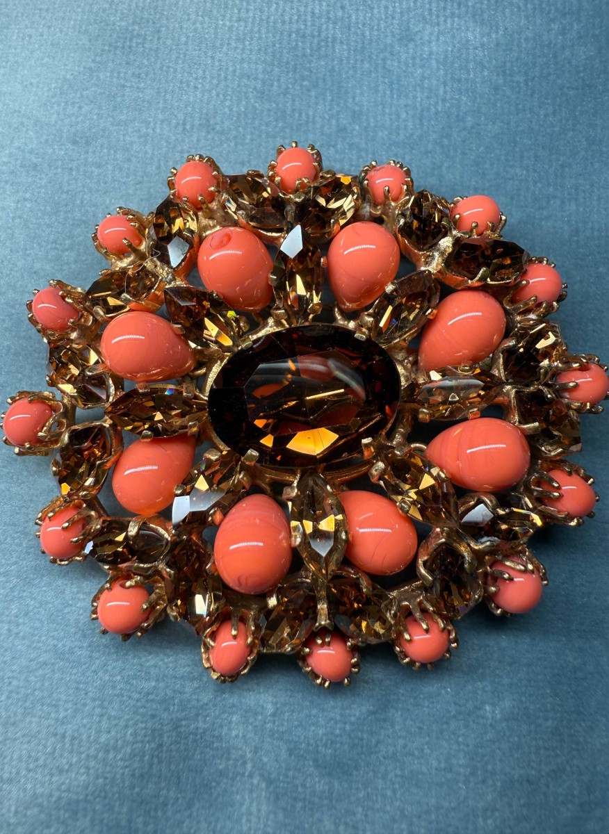 Broche en verre d'art corail et strass