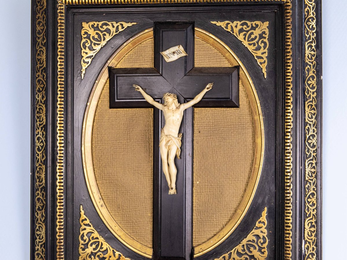 Crucifix dans son cadre d'époque -Ivoire, Bois-photo-1