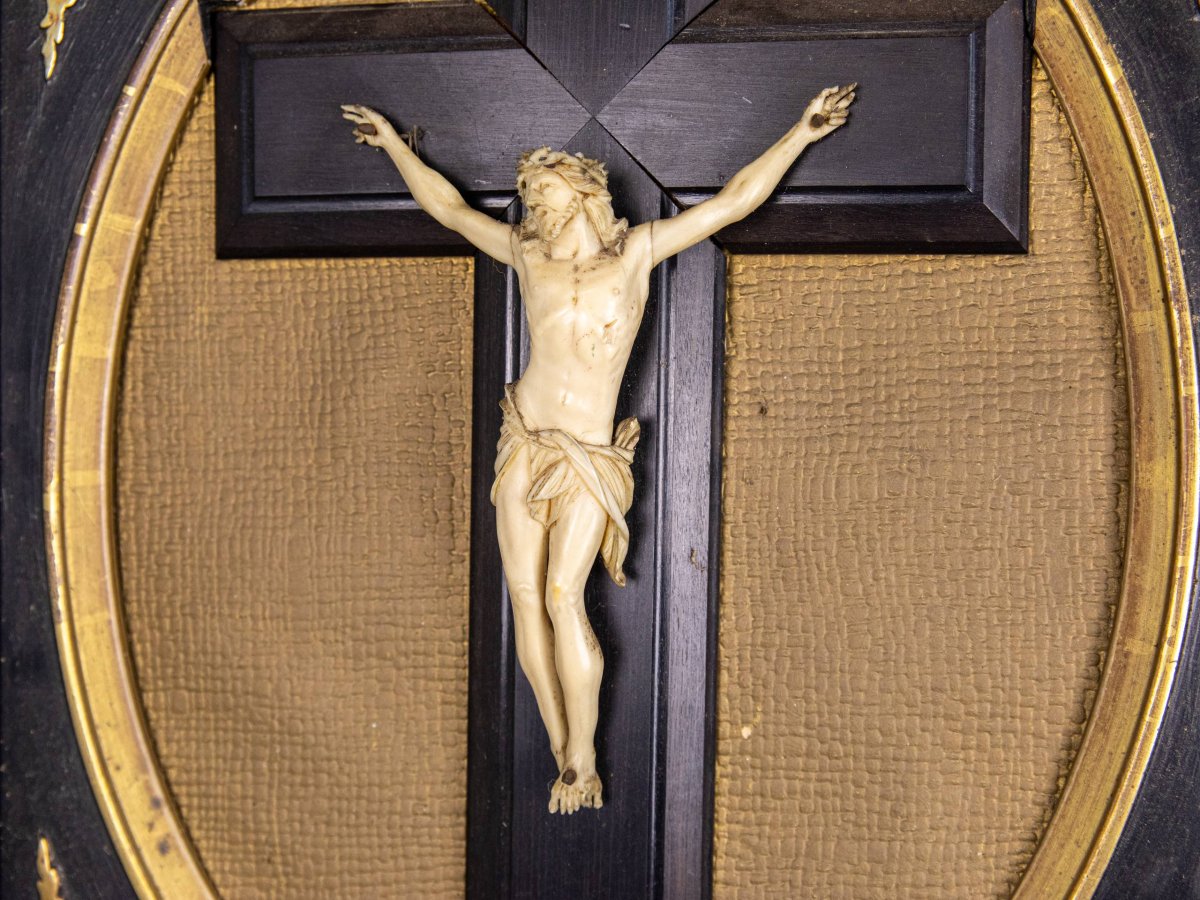 Crucifix dans son cadre d'époque -Ivoire, Bois-photo-2