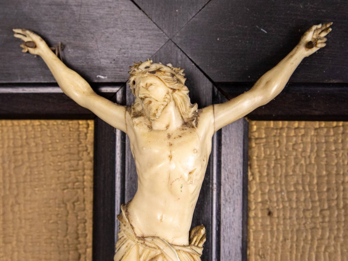 Crucifix dans son cadre d'époque -Ivoire, Bois-photo-3