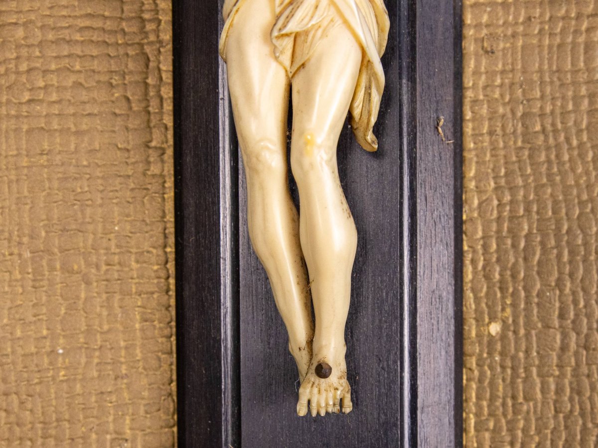 Crucifix dans son cadre d'époque -Ivoire, Bois-photo-4