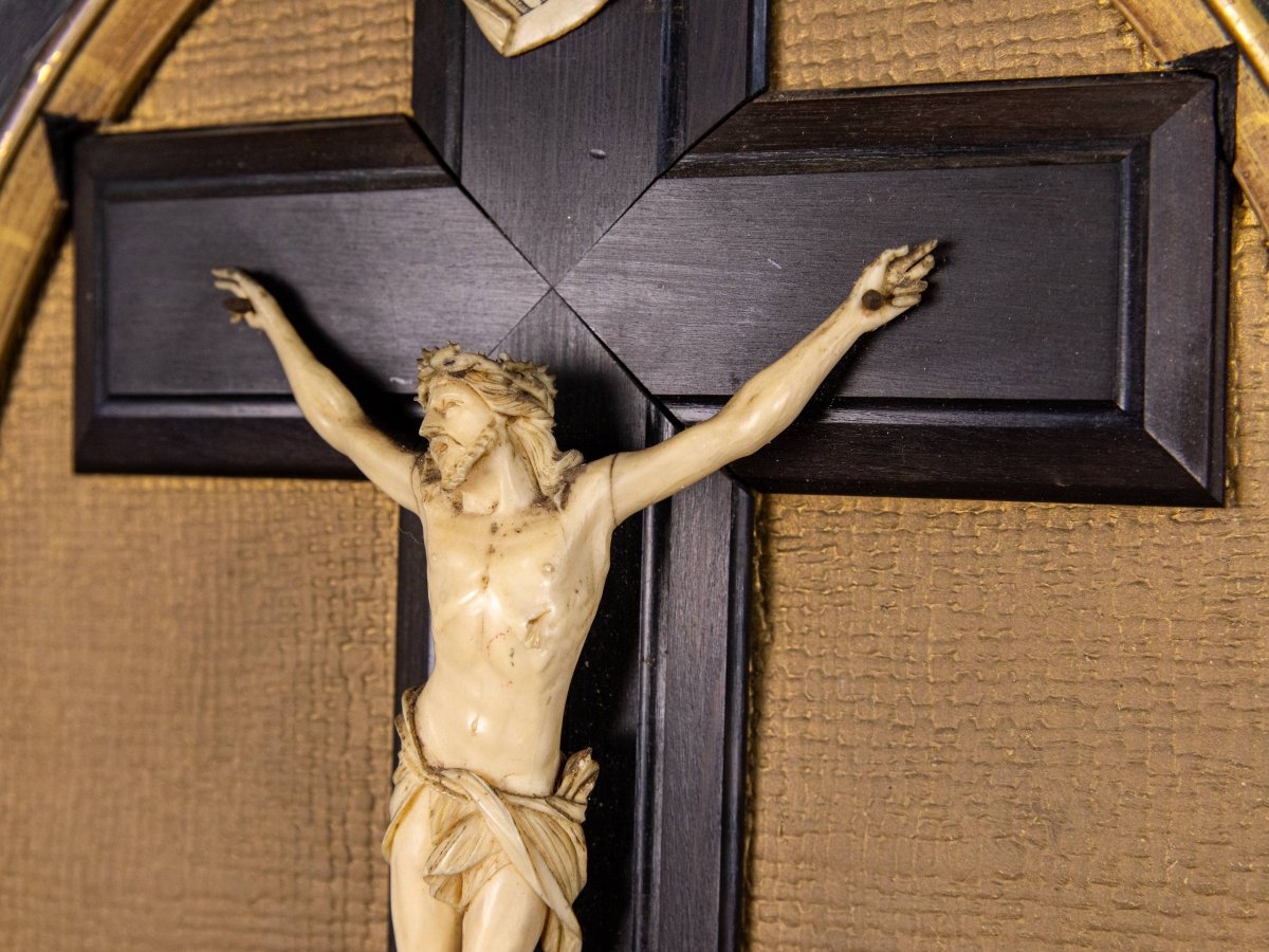 Crucifix dans son cadre d'époque -Ivoire, Bois-photo-7