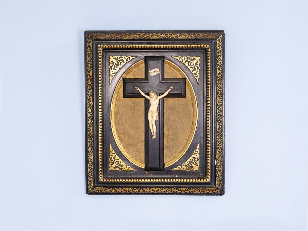 Crucifix dans son cadre d'époque -Ivoire, Bois
