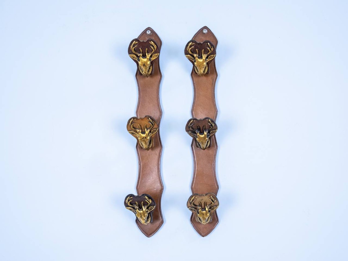 Présentoir mural pour armes avec crochets en cerf.