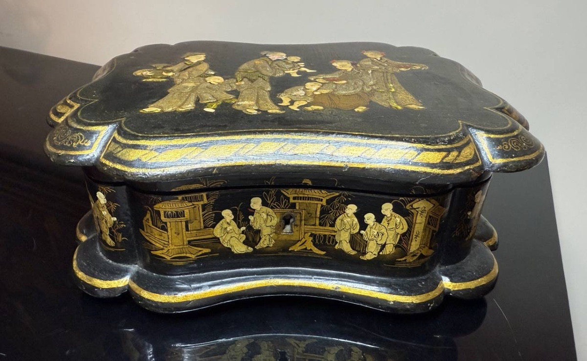 Boîte à bijoux Napoléon III en laque noire à décor asiatique, 19e siècle