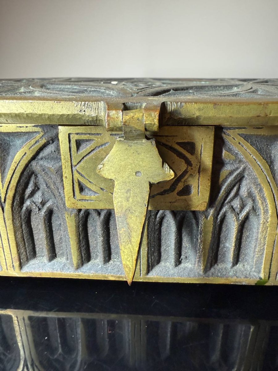 Boîte en bronze de style néo-gothique circa 1900-photo-3