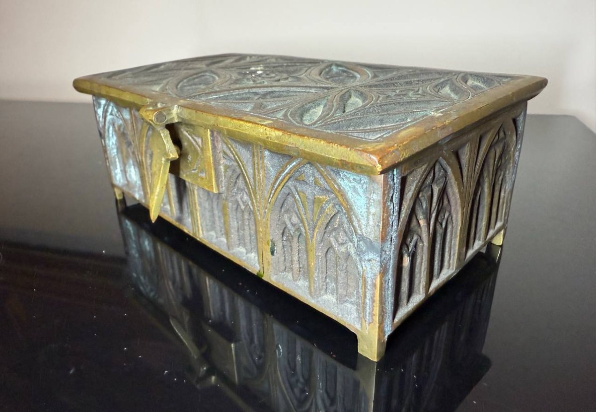 Boîte en bronze de style néo-gothique circa 1900-photo-6