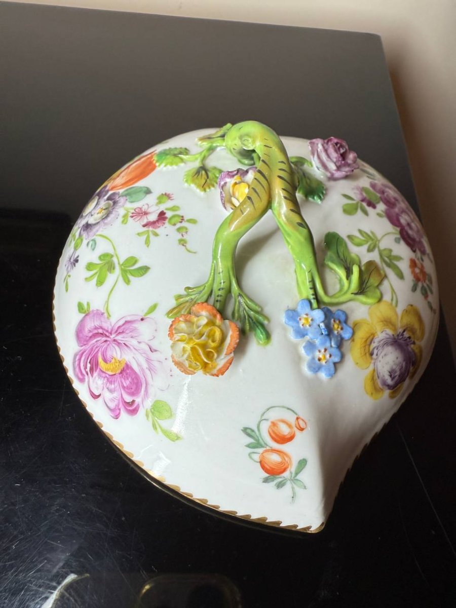 Boîte , Bonbonnière en porcelaine allemande à décor polychrome de fleurs.-photo-3