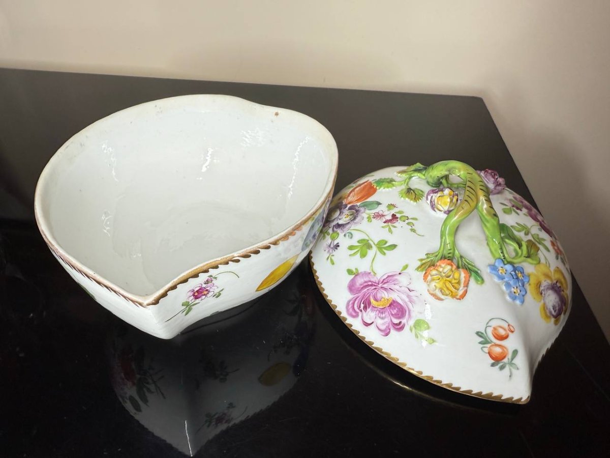 Boîte , Bonbonnière en porcelaine allemande à décor polychrome de fleurs.-photo-4