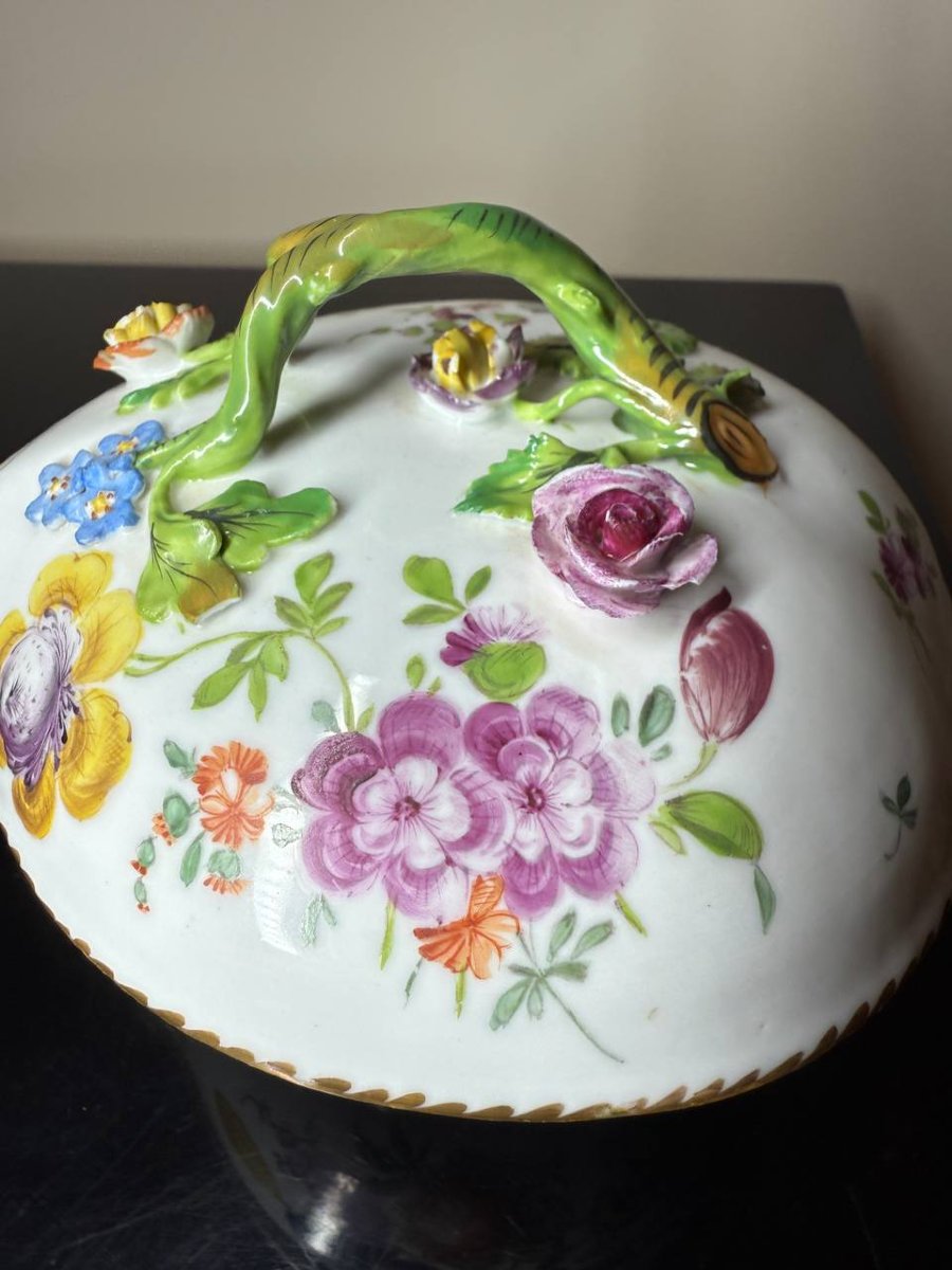 Boîte , Bonbonnière en porcelaine allemande à décor polychrome de fleurs.-photo-1