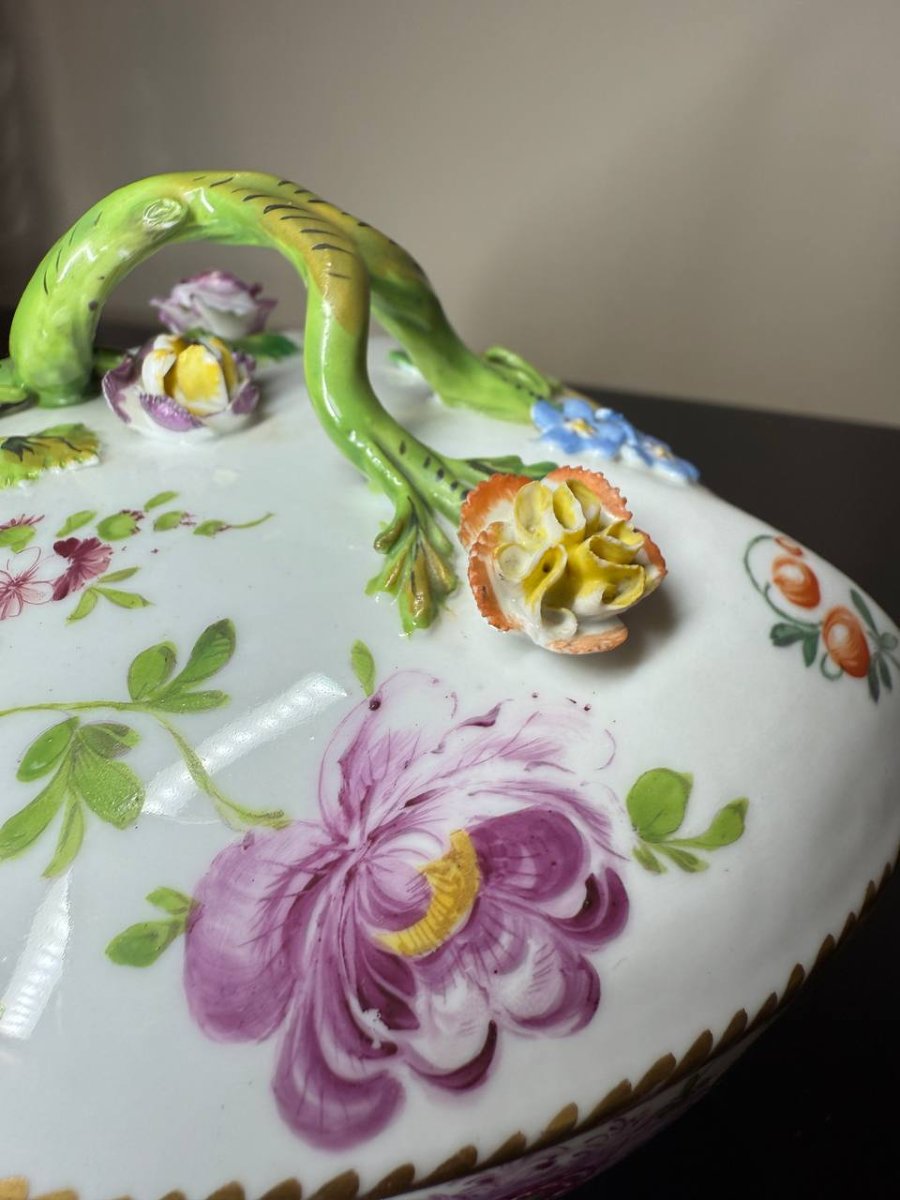 Boîte , Bonbonnière en porcelaine allemande à décor polychrome de fleurs.-photo-5