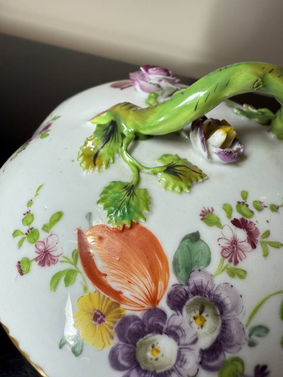 Boîte , Bonbonnière en porcelaine allemande à décor polychrome de fleurs.-photo-6