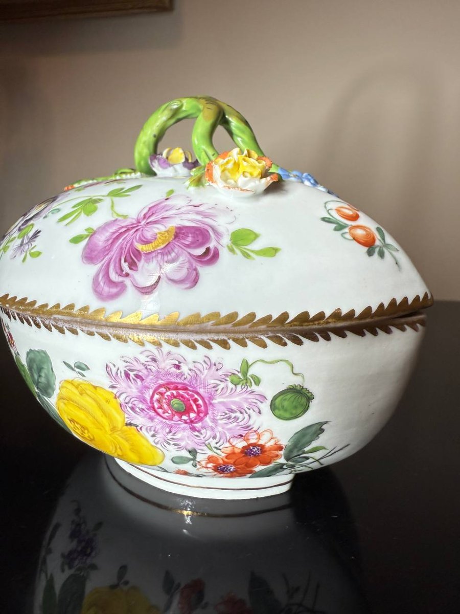 Boîte , Bonbonnière en porcelaine allemande à décor polychrome de fleurs.-photo-7