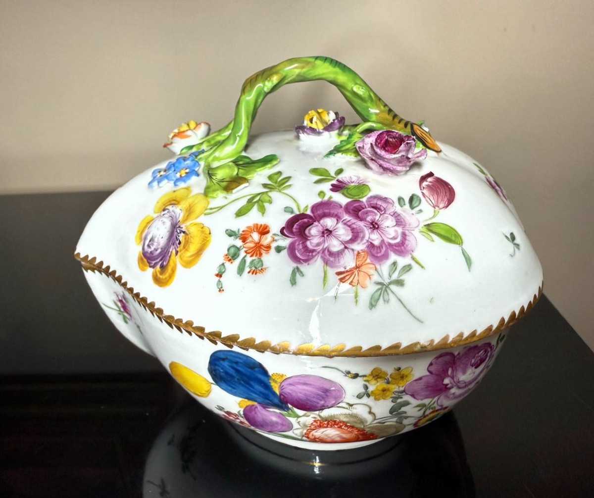 Boîte , Bonbonnière en porcelaine allemande à décor polychrome de fleurs.