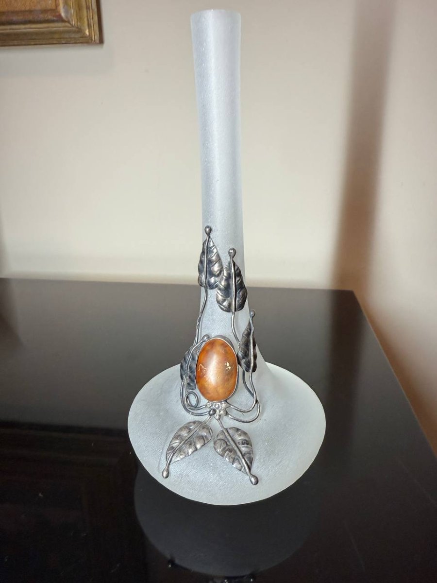 Vase en verre dépoli orné d'argent massif et d'un d'ambre-photo-2
