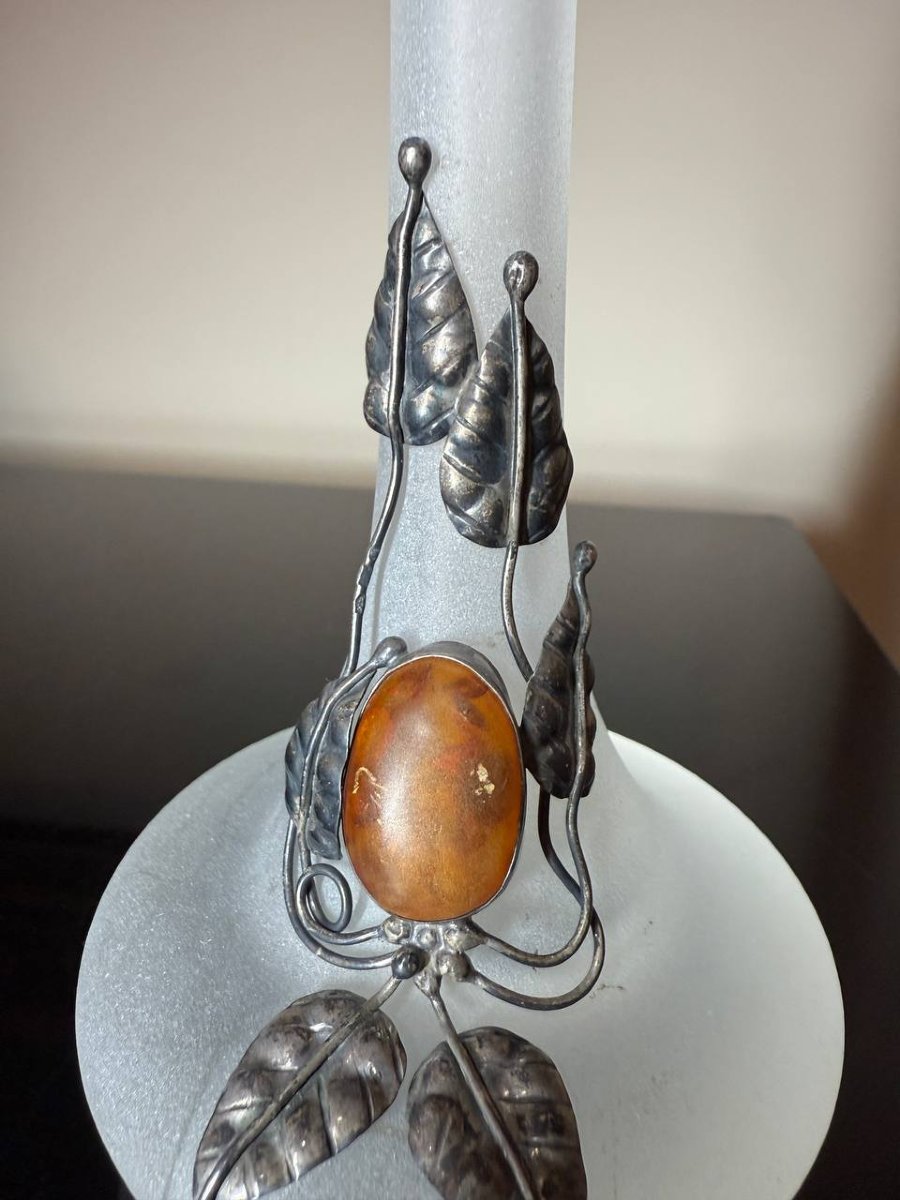 Vase en verre dépoli orné d'argent massif et d'un d'ambre-photo-1