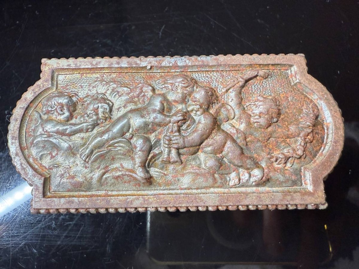 Antique Box Or Small Jewelry Box With Embossed Decoration Of Cherubs.-photo-2