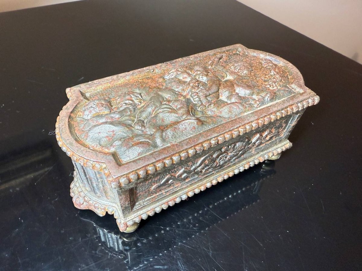 Antique Box Or Small Jewelry Box With Embossed Decoration Of Cherubs.-photo-3