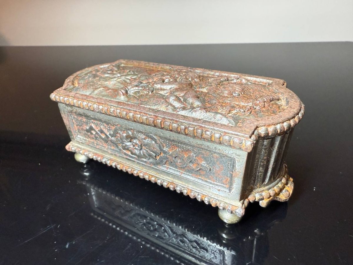 Antique Box Or Small Jewelry Box With Embossed Decoration Of Cherubs.-photo-3