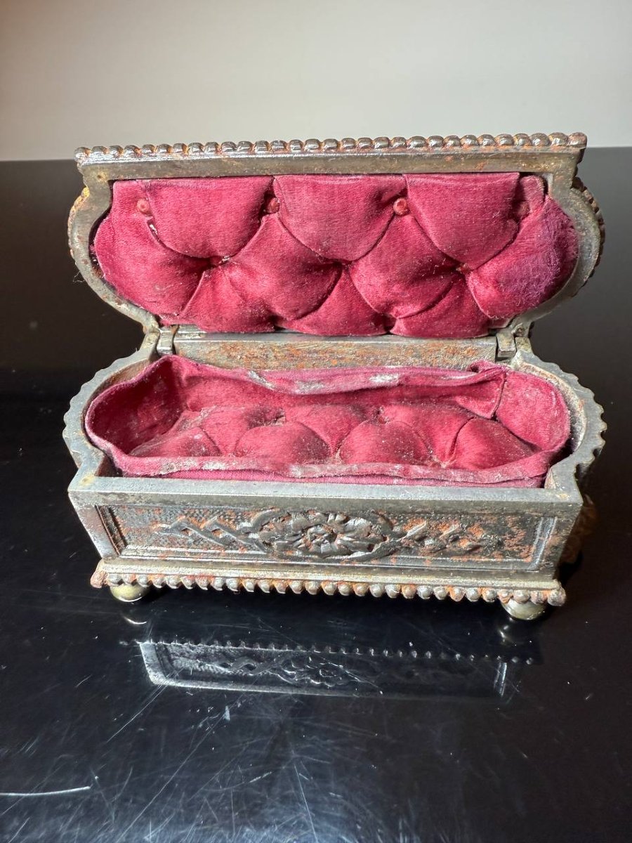 Antique Box Or Small Jewelry Box With Embossed Decoration Of Cherubs.-photo-4